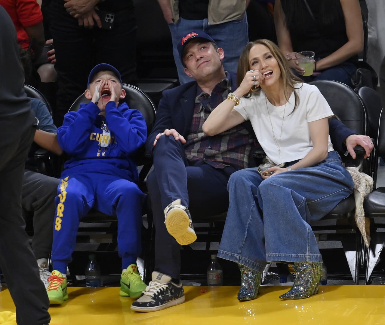 JLo, Ben Affleck y Samuel disfrutaron del partido entre Los Angeles Lakers y los Golden State Warriors.