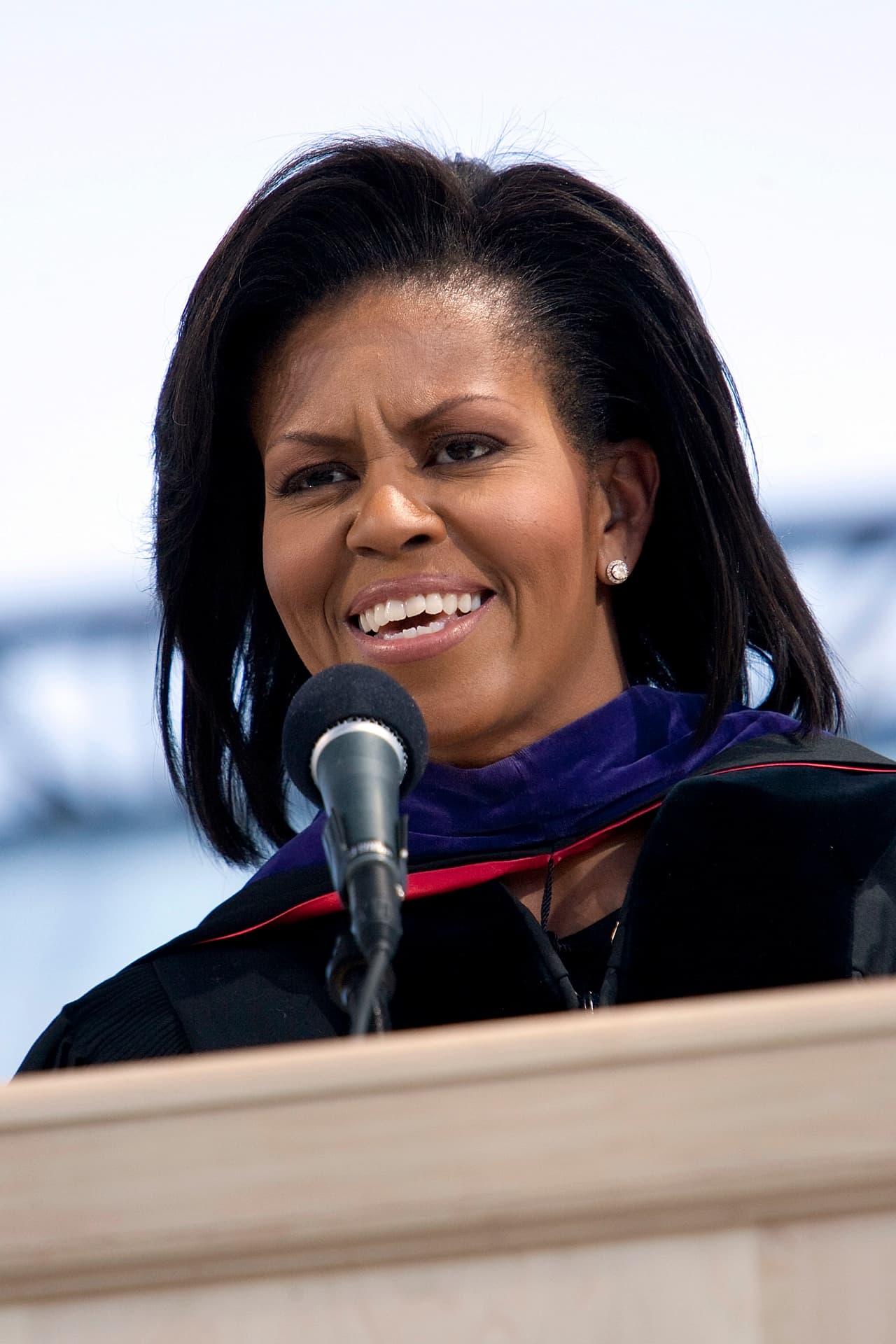 Ya como primera dama en 2009, pronunció un discurso a generación de graduados de la
<a href="http://www.ucmerced.edu/">Universidad de California, Merced.</a> Ahí
<b>lució la piel con una base ligera y un toque de blush</b>.
<b>En los ojos el maquillaje es mínimo y no se ve rastro alguno de máscara de pestañas. En los labios lleva un tono rosa,</b> uno de sus favoritos.