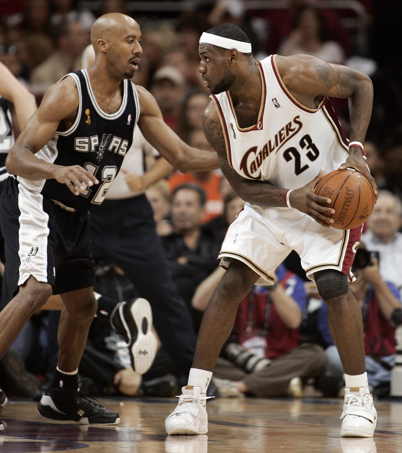 Frente a los Spurs de San Antonio, LeBron James jugó por primera vez en las Finales de la NBA, promediando 22.0 puntos, 6.8 asistencias y 7.0 rebotes en la serie que perdieron en cuatro partidos.