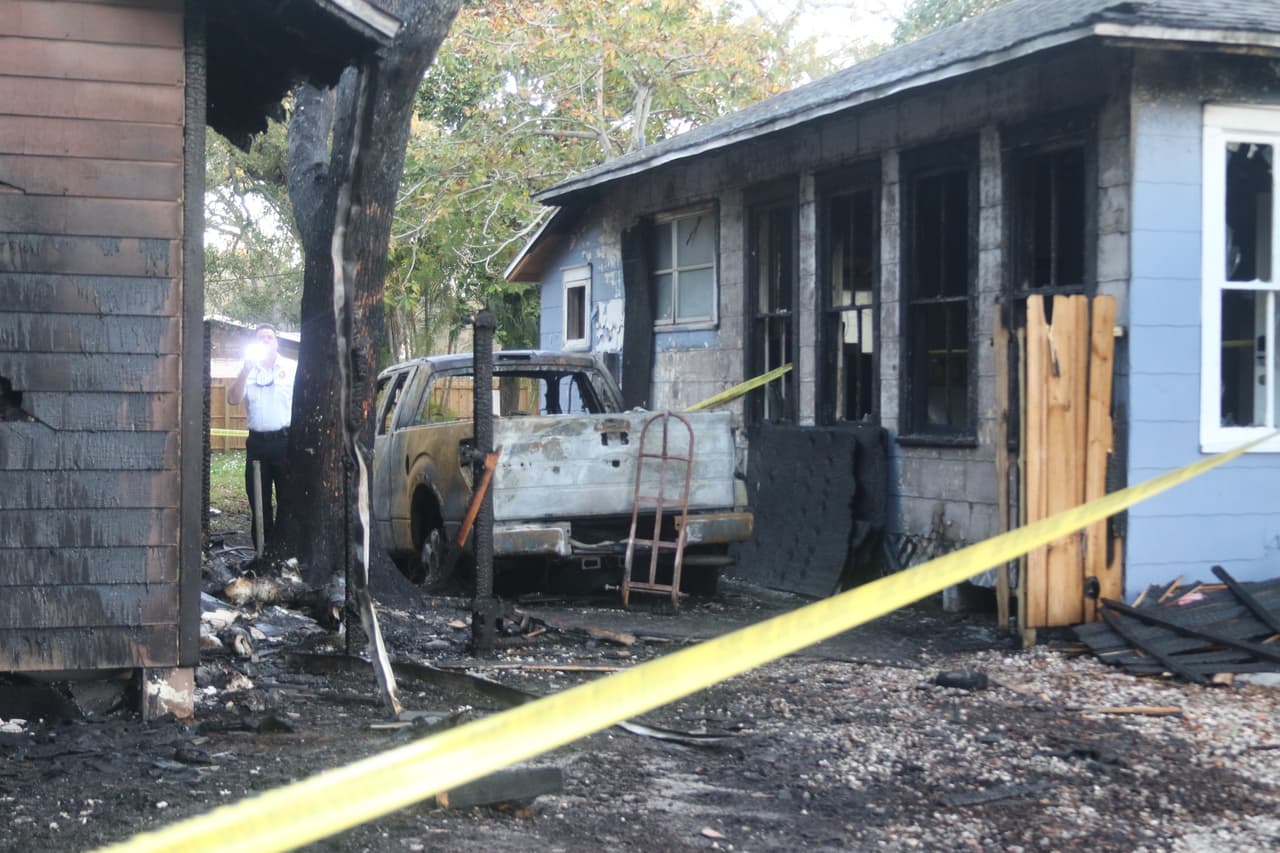 El Departamento de Bomberos y Rescate de Clearwater sofocó las llamas en una vivienda en la calle Jones.