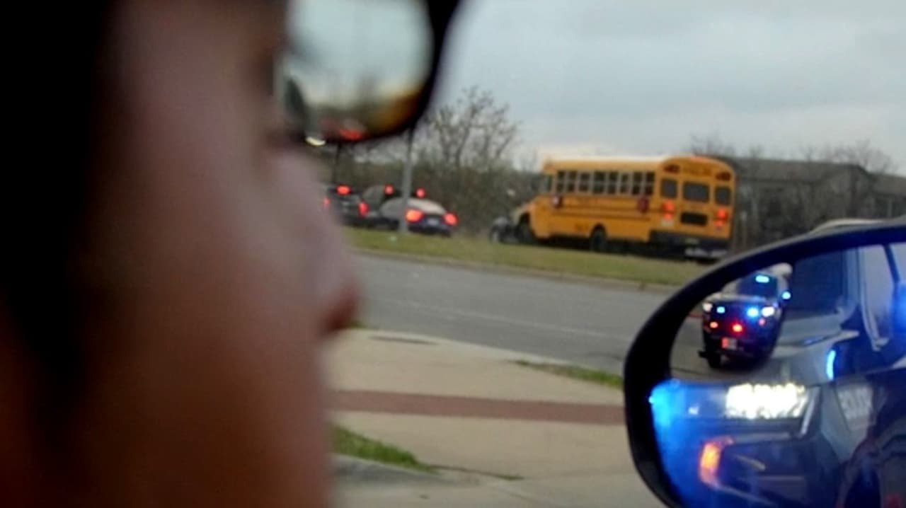 Niños juegan a escapar del ICE; el reto para las familias que logran salir del centro de detención en Dilley