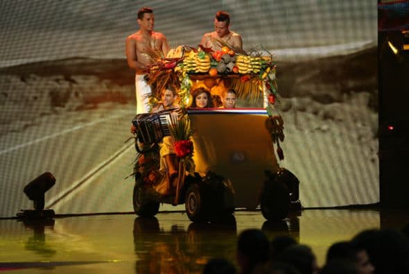 La gala arrancó con un homenaje a Selena. Las chicas se lucieron como nunca en unos retos que fueron diseñados para cada una de ellas. Mariana tuvo su propio show junto a Carlos Calderón, Francisca se robó el show con su personaje de Mela la Melaza, Clarissa se llevó senda ovación gracias a su merengue, Catherine imitó a JLo y Nathalia interpretó a Catalina Creel junto al actor Sebastián Ligarde. La hondureña Nathalia Casco ha demostrado ser imbatible en esta temporada de Nuestra Belleza Latina. Y es que al parecer no hay quien la baje del trono de la belleza. ¡Hasta a su BFF, Geisha, sacó de la competencia!