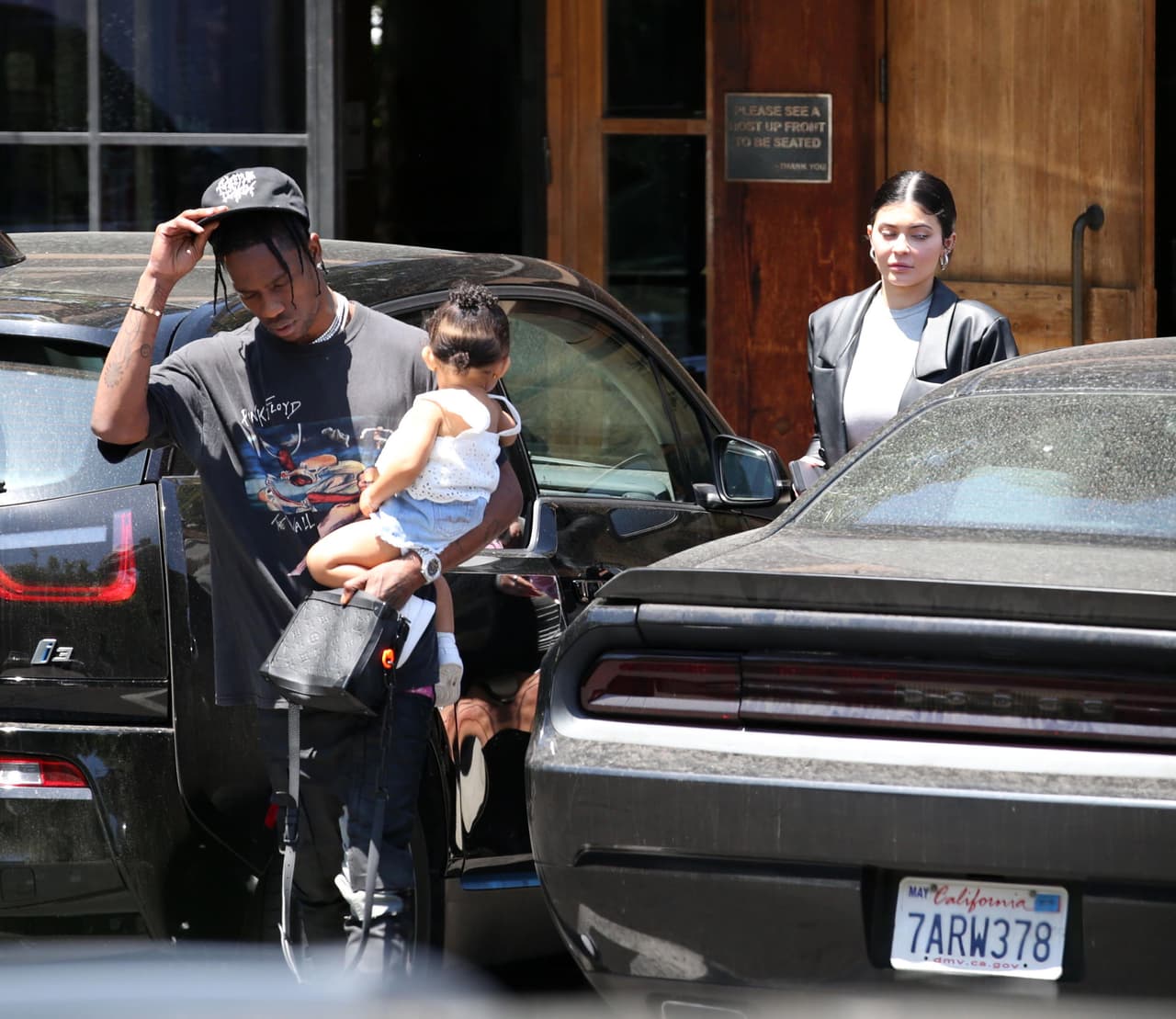 Poco después del mediodía, Kylie Jenner, su compañero Travis Scott y la hija de ambos, Stormi, llegaron a almorzar en un restaurante localizado en Calabasas, California.