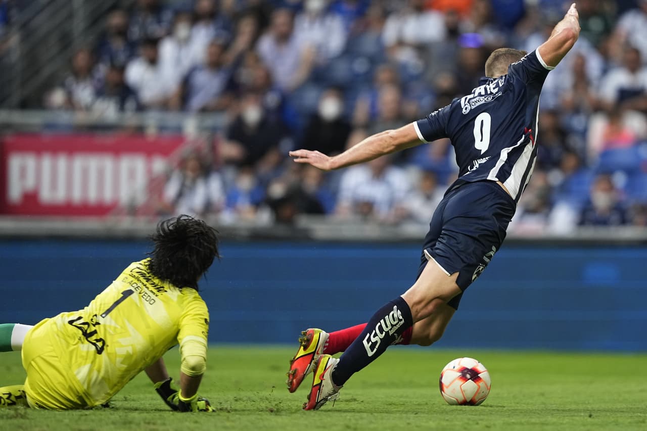 En la agonía del primer tiempo, el árbitro marcó un polémico penal de Acevedo sobre Janssen. Sin embargo, la repetición mostró que el neerlandés pisó la rodilla del arquero.