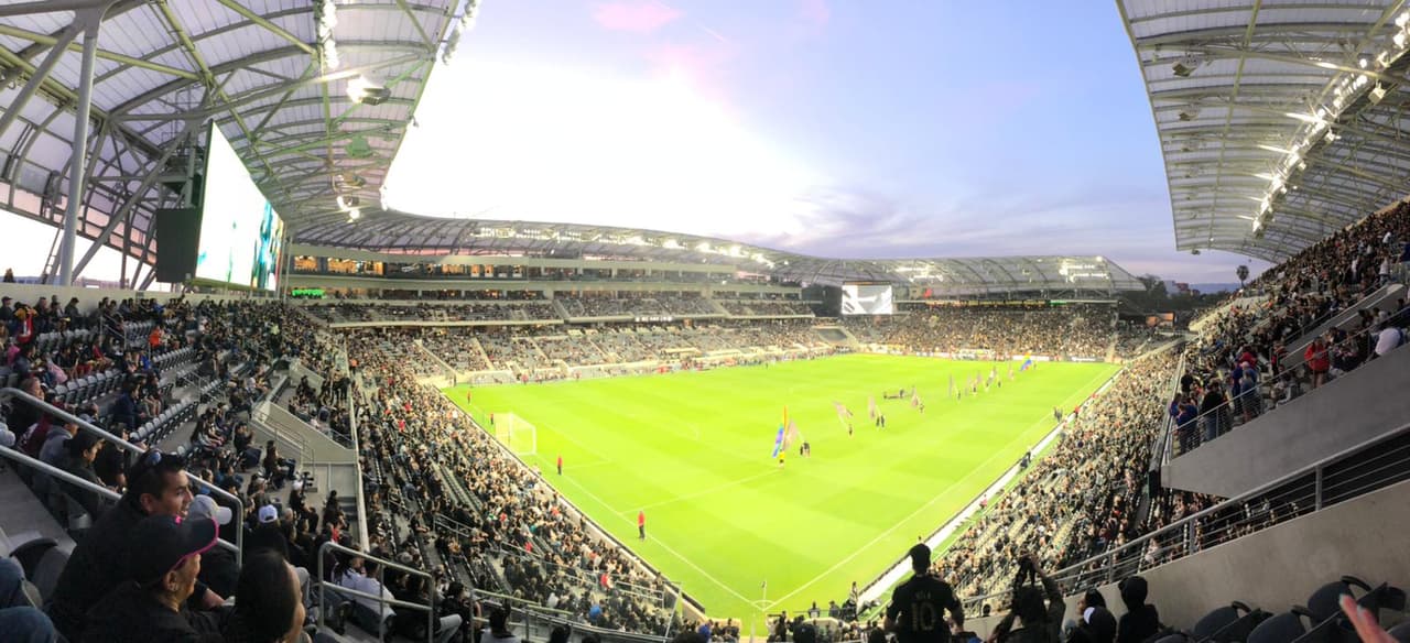 Con lleno en el Banc of California Stadium los fanáticos esperaban a los jugadores en el terreno de juego.