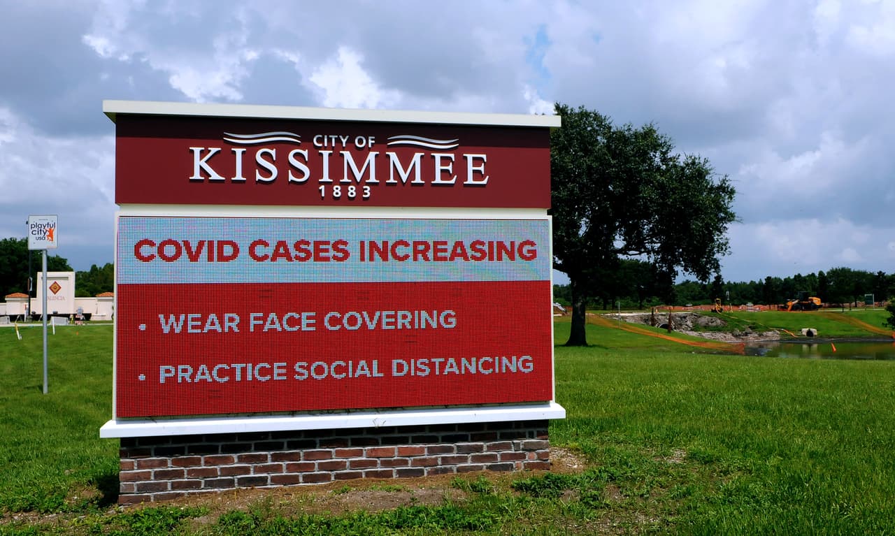 Un anuncio de la ciudad de Kissimmee advirtiendo a la población del incremento de casos en el Estado. 
<br>
<br>Según la Universidad Johns Hopkins, 13 estados han visto un incremento del 20% en el número de contagios durante la pasada semana; mientras que los casos han crecido un 10% en otros 22 estados.