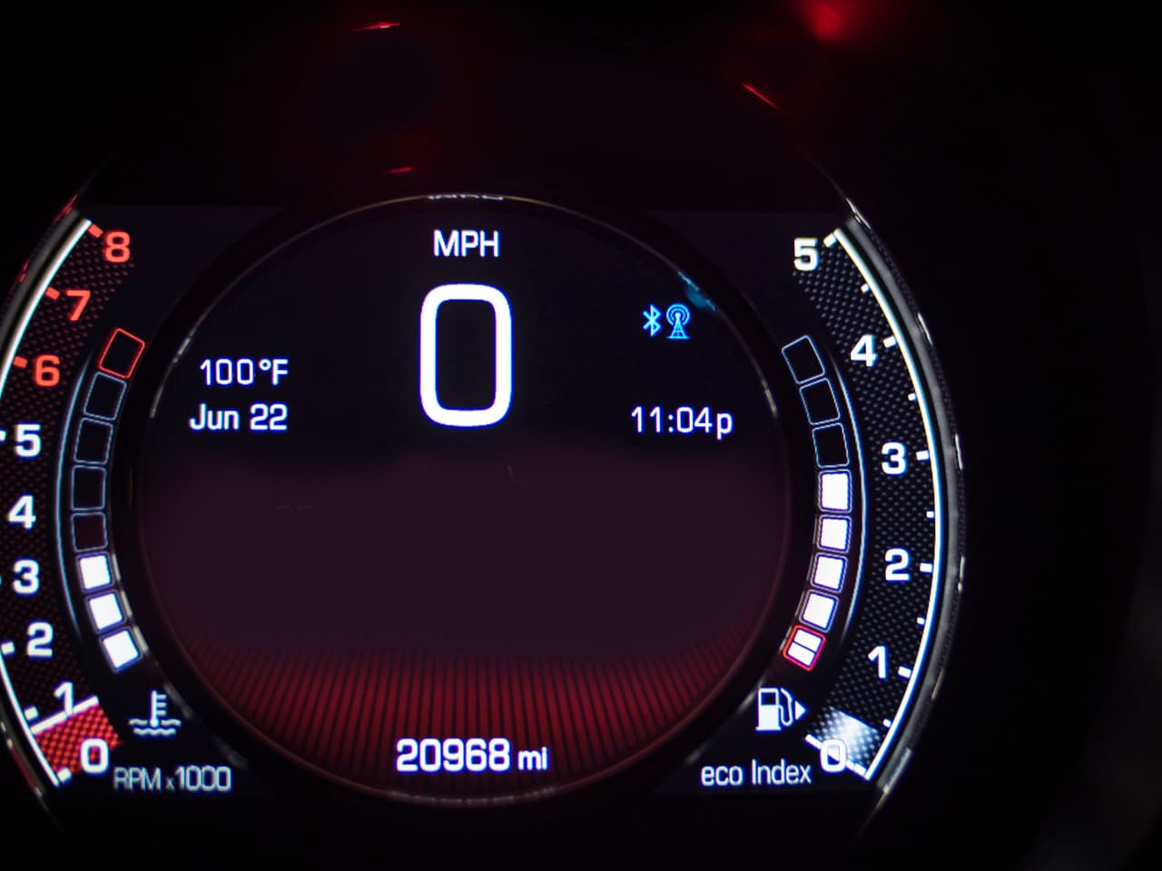 El termómetro de un vehículo en Phoenix marca la temperatura exterior, de exactamente 100 grados, a las 11 de la noche.