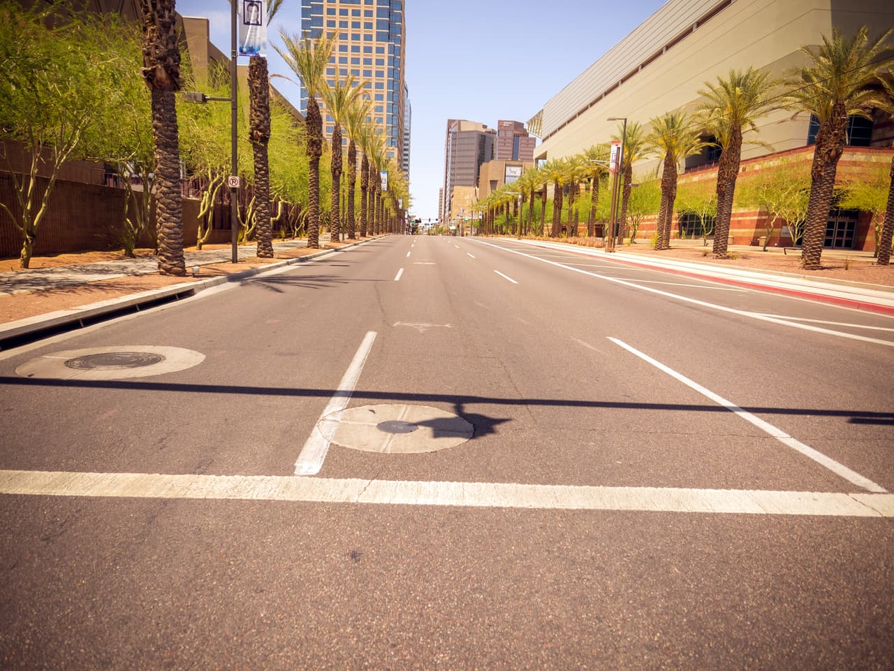 Es difícil encontrar personas caminando por las calles en Arizona. La céntrica avenida Washington de Phoenix, desierta como cualquier mediodía del verano.