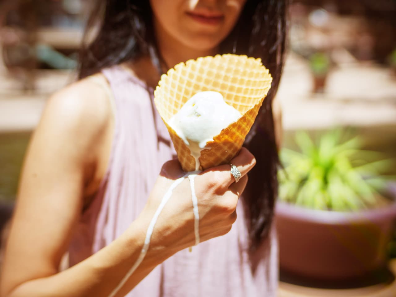 Una heladería del Arizona Center, cerca de muchos puestos de trabajo, es visitada durante el día por lo habitantes de Phoenix. Mantenerse fresco en Arizona es una una lucha que nunca termina.