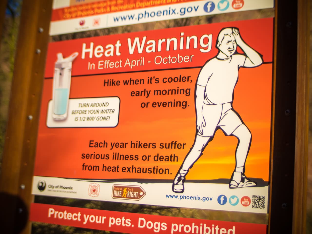 Recomendaciones para prevenir un golpe de calor [
<a href="https://www.maricopa.gov/CivicAlerts.aspx?AID=2308" target="_blank">datos de MCDPH</a>] : 
<br> -Beba agua antes de tener sed para prevenir la deshidratación.
<br> -No confíe en los ventiladores como su fuente principal de enfriamiento. 
<br> -Acérquese con frecuencia a un lugar con aire acondicionado para enfriar la temperatura corporal. 
<br> -Use ropa ligera. 
<br>