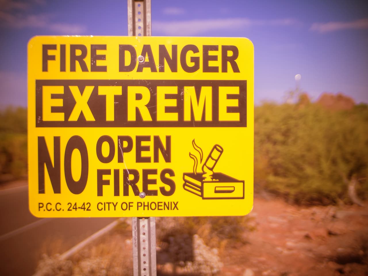 Un cartel en la entrada del Zoológico de Phoenix prohíbe las fogatas. La sequía y el intenso calor convierte a la vegetación en combustible para los incendios forestales.