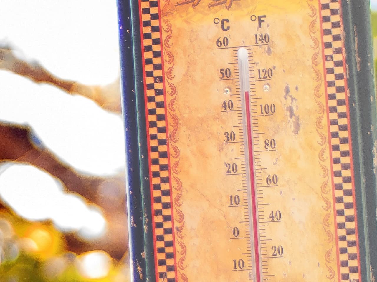 El termómetro de una casa del distrito Coronado de Phoenix, marca una temperatura superior a los 110 grados a las 2 de la tarde.