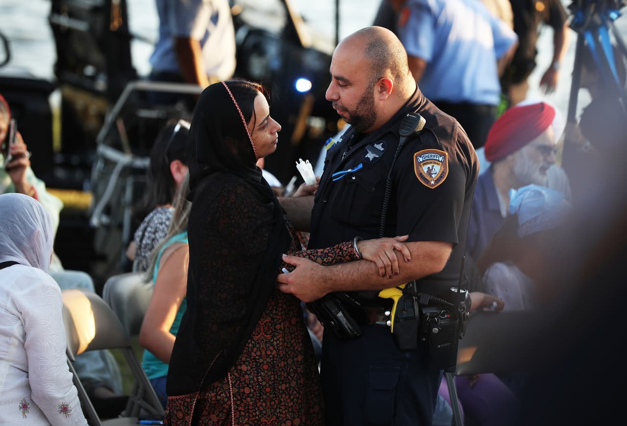 Después de la muerte de GoForth, el oficial Dhaliwal visitó el monumento en su memoria.