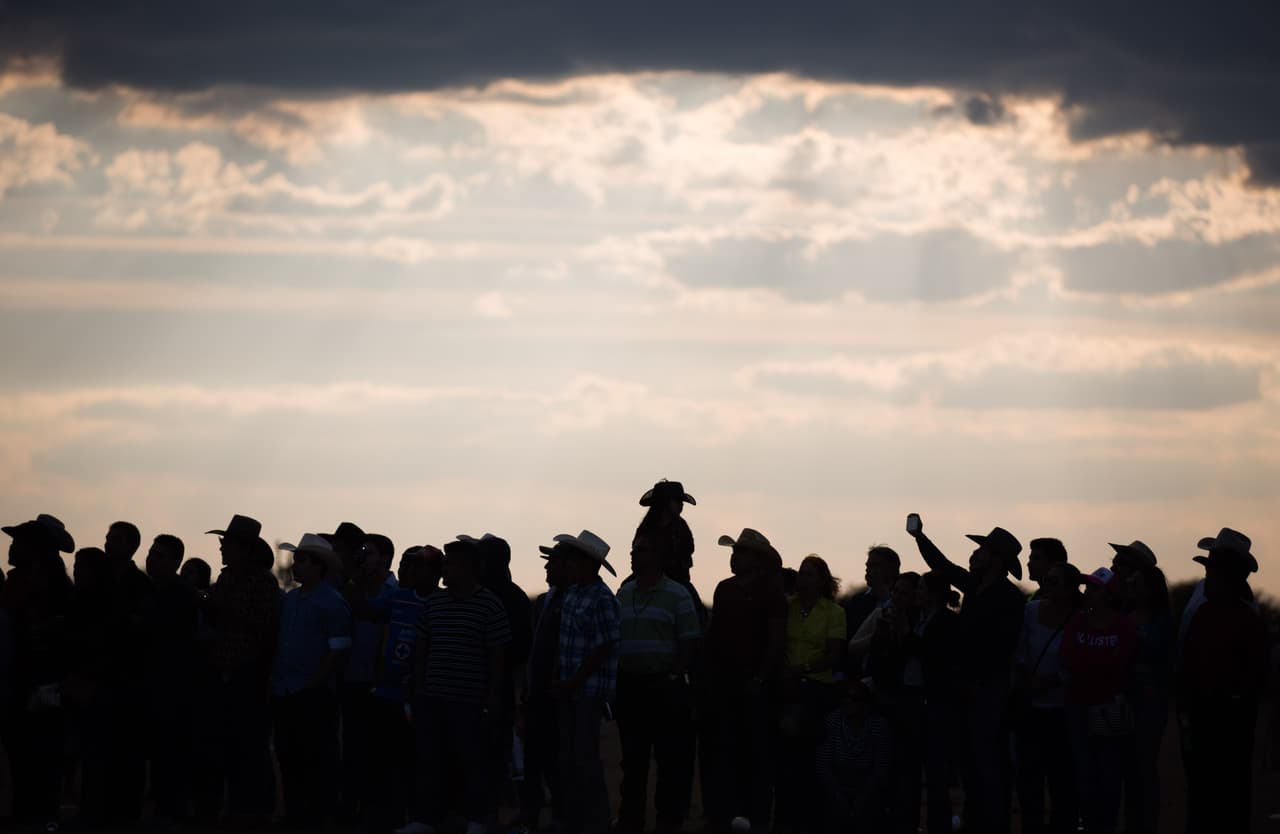 Asistentes a los XV de Rubí esperan a que pase el primer jinete de la carrera de caballos en la que más tarde moriría una persona y otra resultaría herida. Almudena Toral