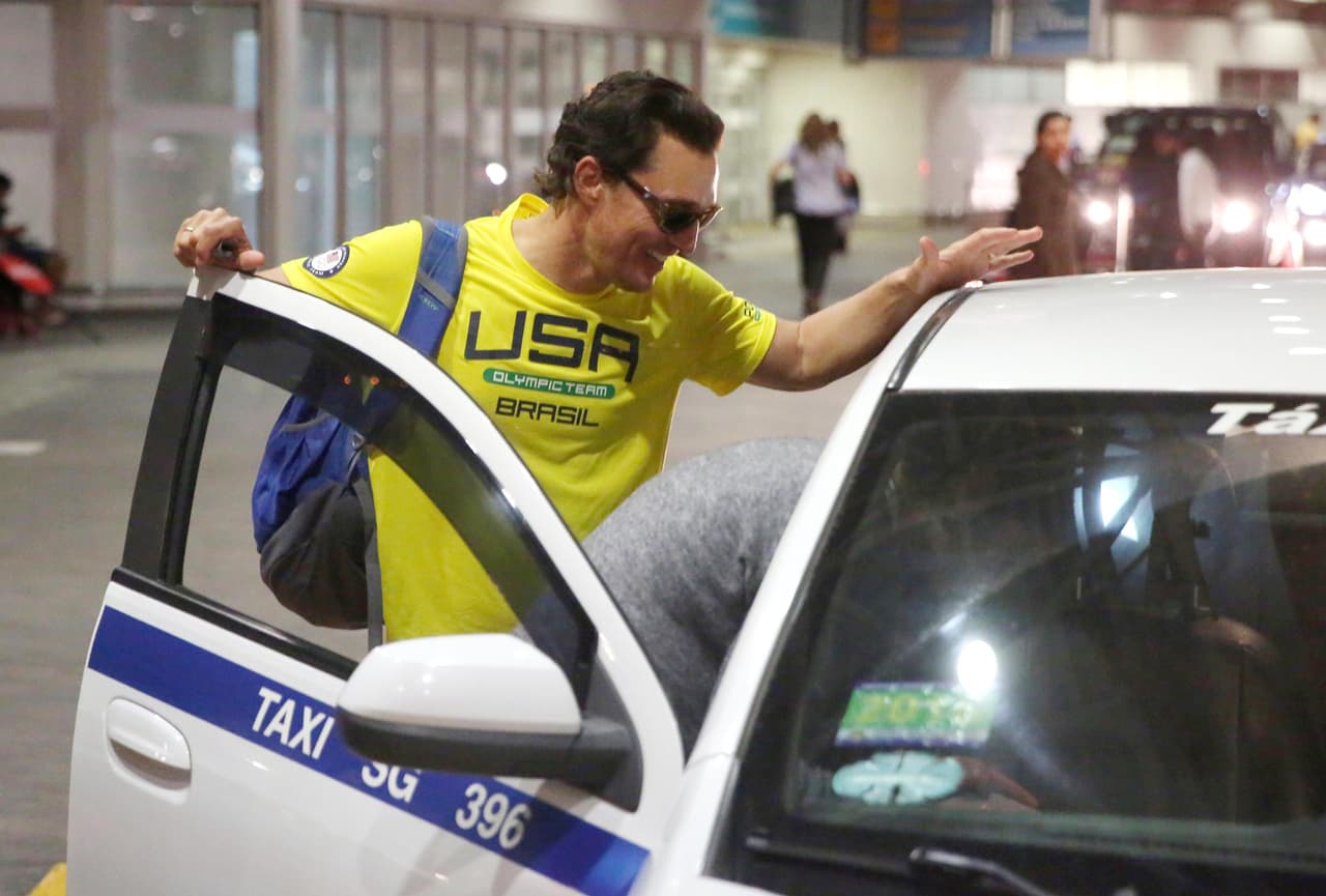 Con una gran sonrisa y aún portando la playera de Estados Unidos, el actor fue captado bajando del taxi en el aeropuerto.