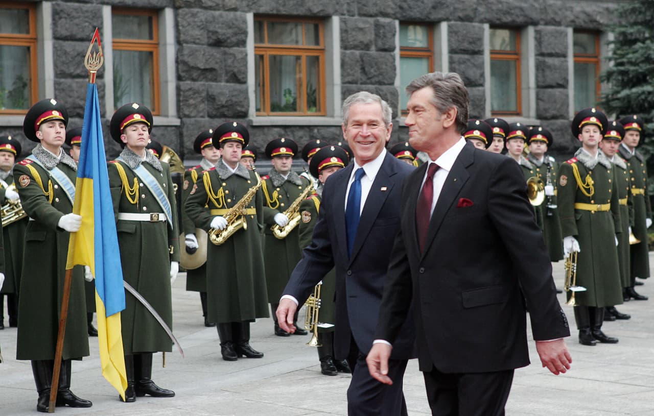 <b>Esfuerzos por llevar a Ucrania a la OTAN (2008)</b>
<br>
<br>El presidente Yushchenko y la primera ministra Tymoshenko solicitaron que a Ucrania se le otorgara un “plan de acción de membresía” en la OTAN, el primer paso en el proceso de unirse a la alianza.
<br>
<br>El presidente George W. Bush, en la foto junto a Yushchenko, apoyaba el ingreso de Ucrania, pero Francia y Alemania se opusieron después de que Rusia expresara su descontento. En abril de 2008 la OTAN prometió que Ucrania algún día sería miembro de la alianza, pero no estableció un camino específico sobre cómo hacerlo.
<br>