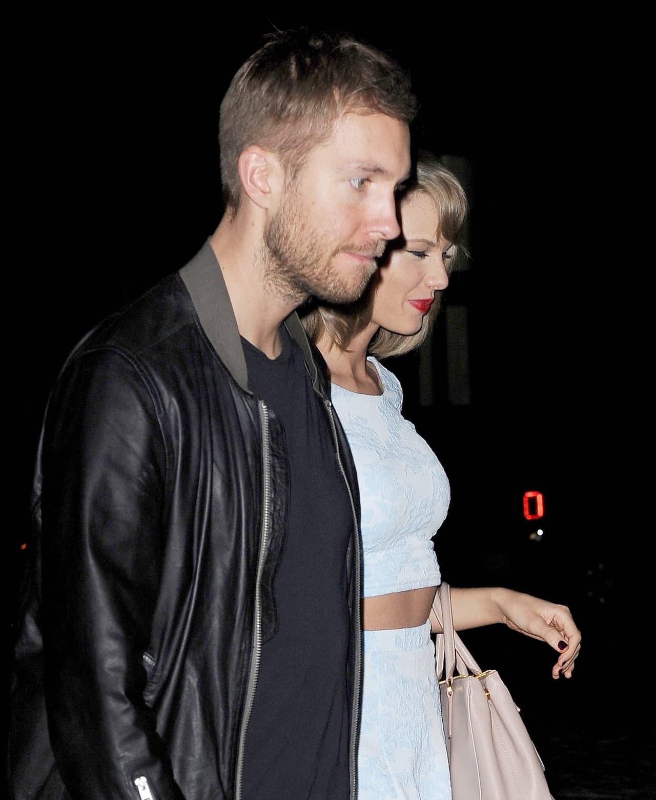 Ella ordenó una copa de vino y él sólo bebió agua.