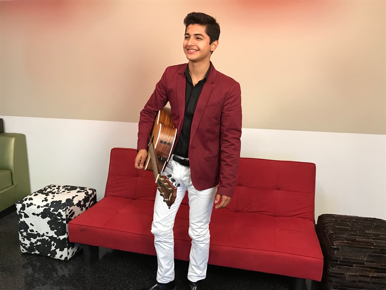 Otro de los que lucieron elegantes pero sin perder el toque casual fue Neto Bernal, quien combinó un saco color vino con camisa negra y jeans blancos.