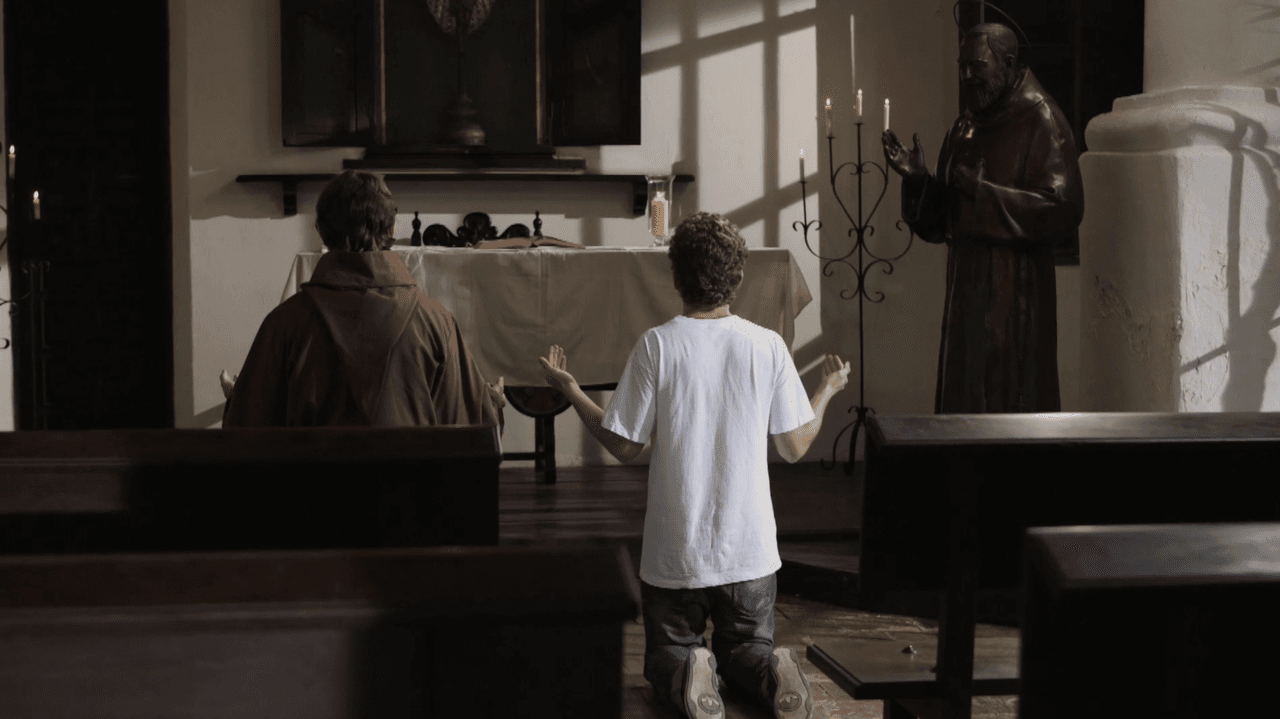 Ante la incomprensión de los demás, este joven eligirá refugiarse en su fe.