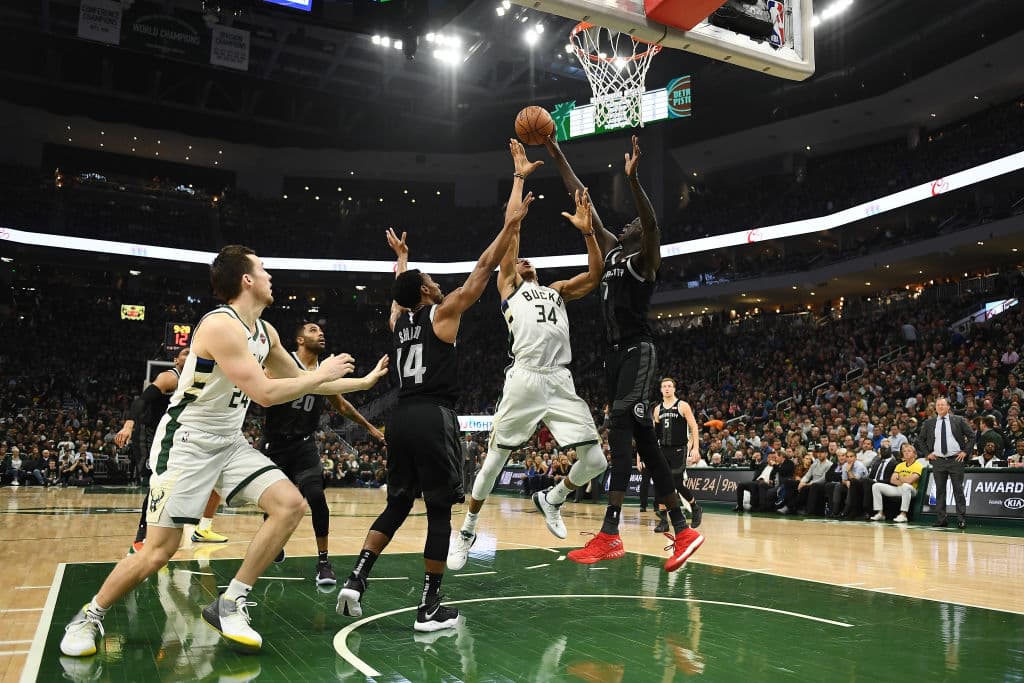 Thon Maker de los Detroit Pistons le bloquea un disparo a Giannis Antetokounmpo, desquitándose de un tapón que el griego le puso al sursudanés previamente. El 'Greek Freak' sumó dos tapones.