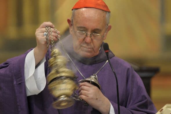 El nuevo Papa es un amante de los autores clásicos, disfruta del tango y no oculta su pasión por el fútbol, en especial por el San Lorenzo de Almagro, hasta el punto de que tiene una camiseta firmada por los jugadores.