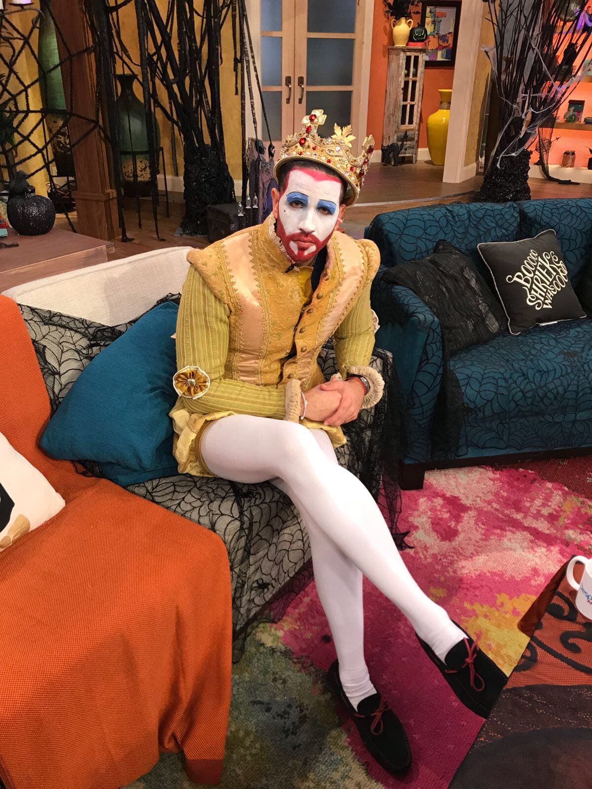 Y como toda reina tiene que tener su rey, nuestro chef Jesús presumió pierna con su elegante vestimenta.