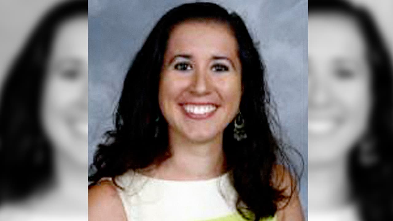 Renuncia maestra de una escuela pública de Florida acusada de dirigir un podcast de supremacía blanca