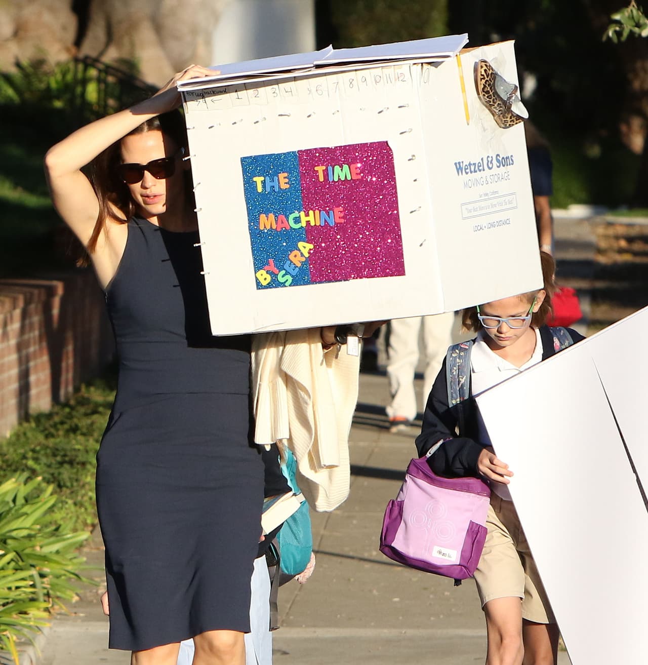 Sin asistente o guardaespaldas, Garner cargó ella misma la cajota hasta el salón de clases.