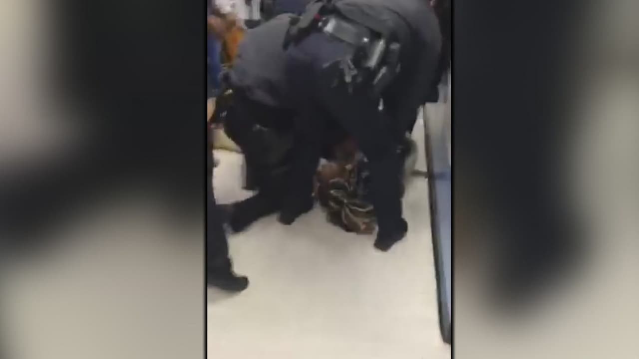 Investigan a los agentes de la Policía de Nueva York que intentaron quitarle el bebé de los brazos a una madre durante un arresto
