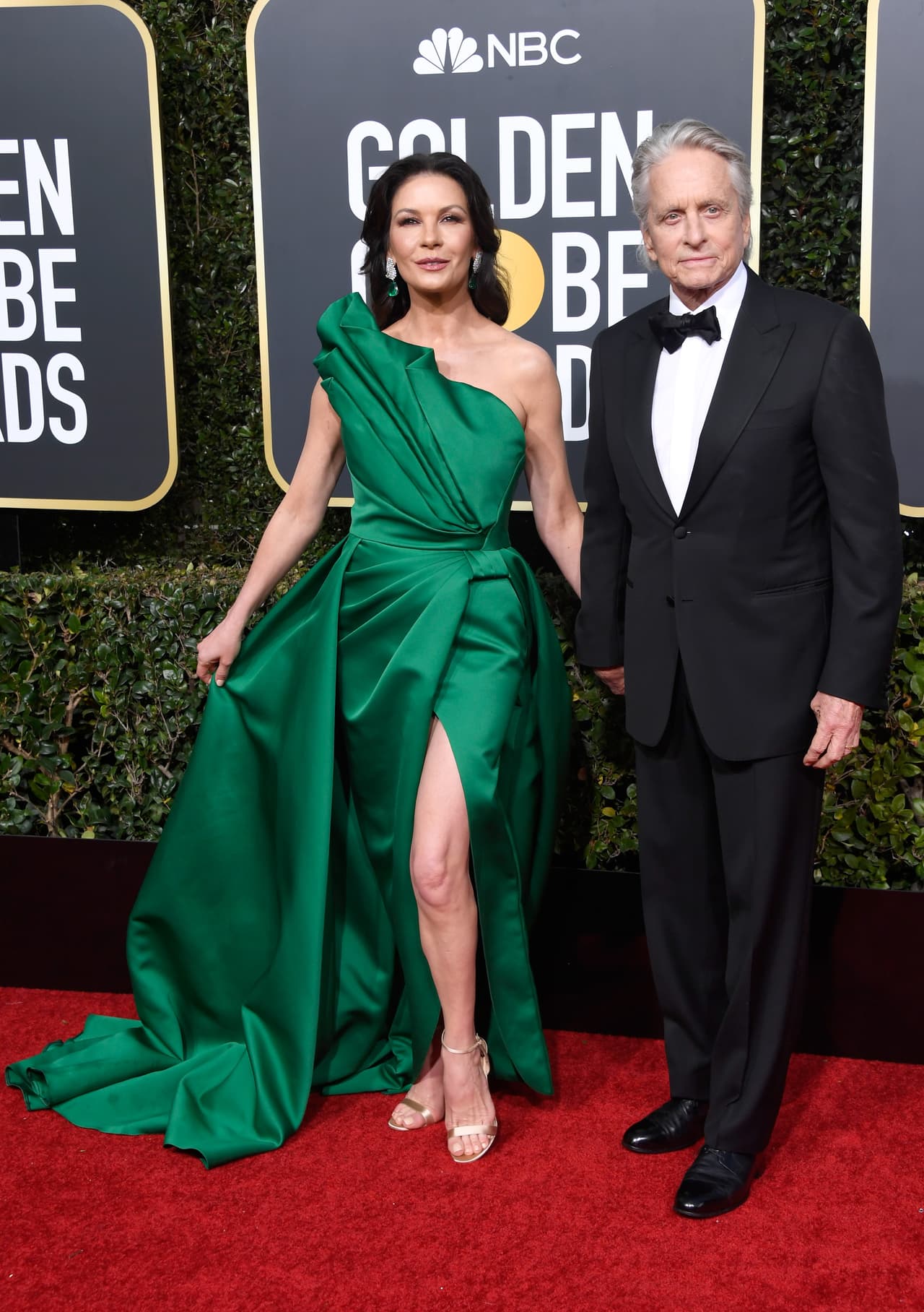 Catherine Zeta Jones y Michael Douglas no podían faltar a esta algombra de la 76 entega de los 'Globos de Oro', donde el actor estaba nominado como Mejor actor de serie de televisión.