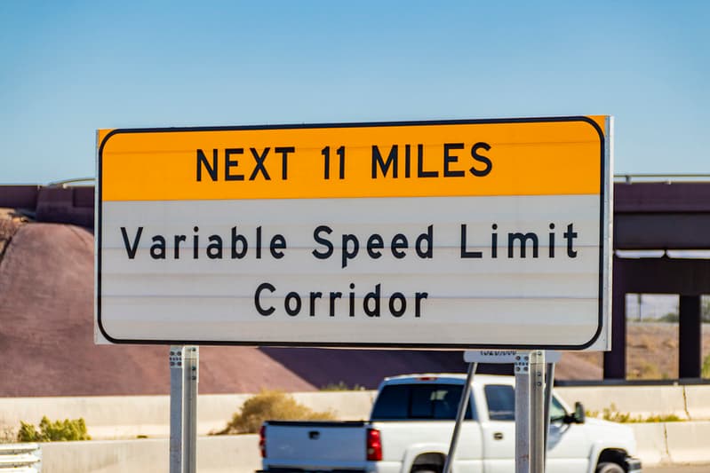 A lo largo de 10 millas en la Interestatal 10 (I-10) los conductores recibirán alertas para que puedan bajar la velocidad, ya que las tormentas de arena disminuyen la visibilidad. El limite de velocidad puede disminuir de 75 a 35 mph. 
<br>