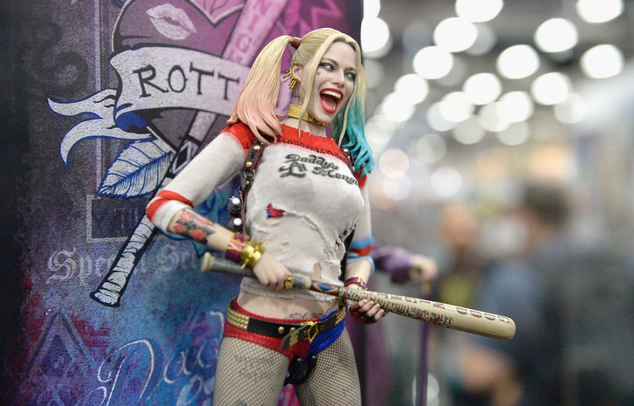 <b>Harley Quinn</b>
<br>Este personaje del mundo de los cómics es conocida como la pareja y secuaz de 'El Guasón'. Aunque hay varias versiones sobre cómo debe lucir el disfraz (básicamente, un arlequín) la más reciente está inspirada en la película
<b><a href="http://www.imdb.com/title/tt1386697/"> Escuadrón Suicida. </a></b>En esta cinta la actriz Margot Robbie interpreta a la popular súper villana.
<b> </b>
<br>
<br>
<b>Algunos básicos del disfraz:</b> un bat, shorts rojos o azules, medias de red, coletas bicolor (azul y rosa), estoperoles, rímel corrido y labial rojo. 
<br>
<br>
<b>De venta en: </b>
<br>
<b><a href="https://www.walmart.com/ip/Adult-s-Womens-DC-Comics-Harley-Quinn-Suicide-Squad-Super-Villain-Costume-Kit/121955370?wmlspartner=wlpa&selectedSellerId=598&adid=22222222227042550801&wl0=&wl1=g&wl2=c&wl3=106638592877&wl4=pla-295427208557&wl5=9011949&wl6=&wl7=&wl8=&wl9=pla&wl10=112353887&wl11=online&wl12=121955370&wl13=&veh=sem">Tiendas de autoservicio</a></b>, $40-$99 dólares