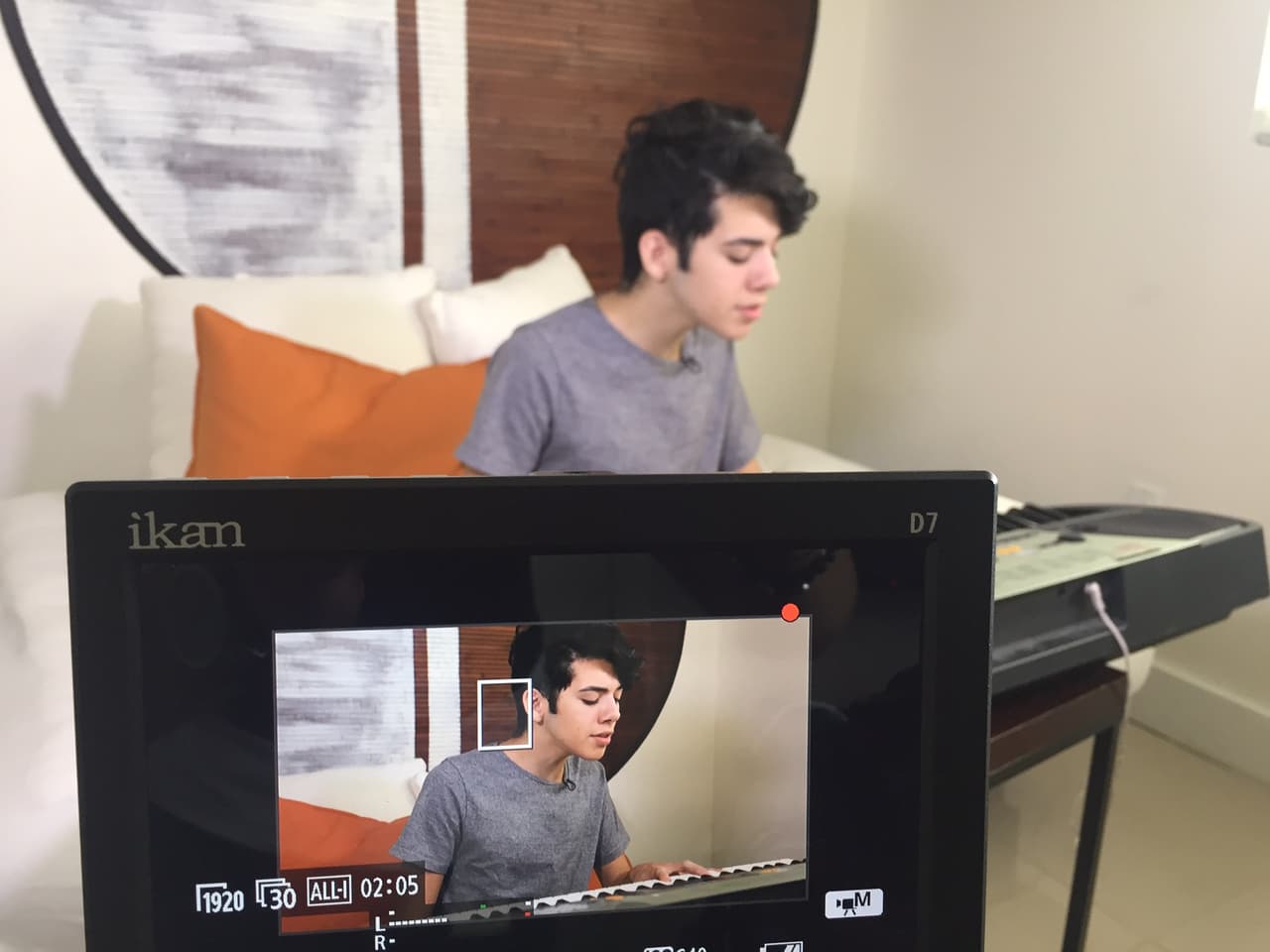 Nuestras cámaras se colaron en casa de Yoandri. El cubano nos mostró los rincones de su crib.