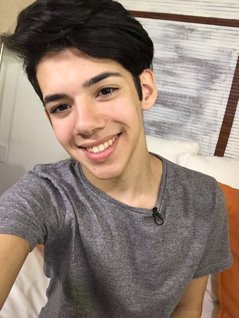 Nuestras cámaras se colaron en casa de Yoandri. El cubano nos mostró los rincones de su crib.