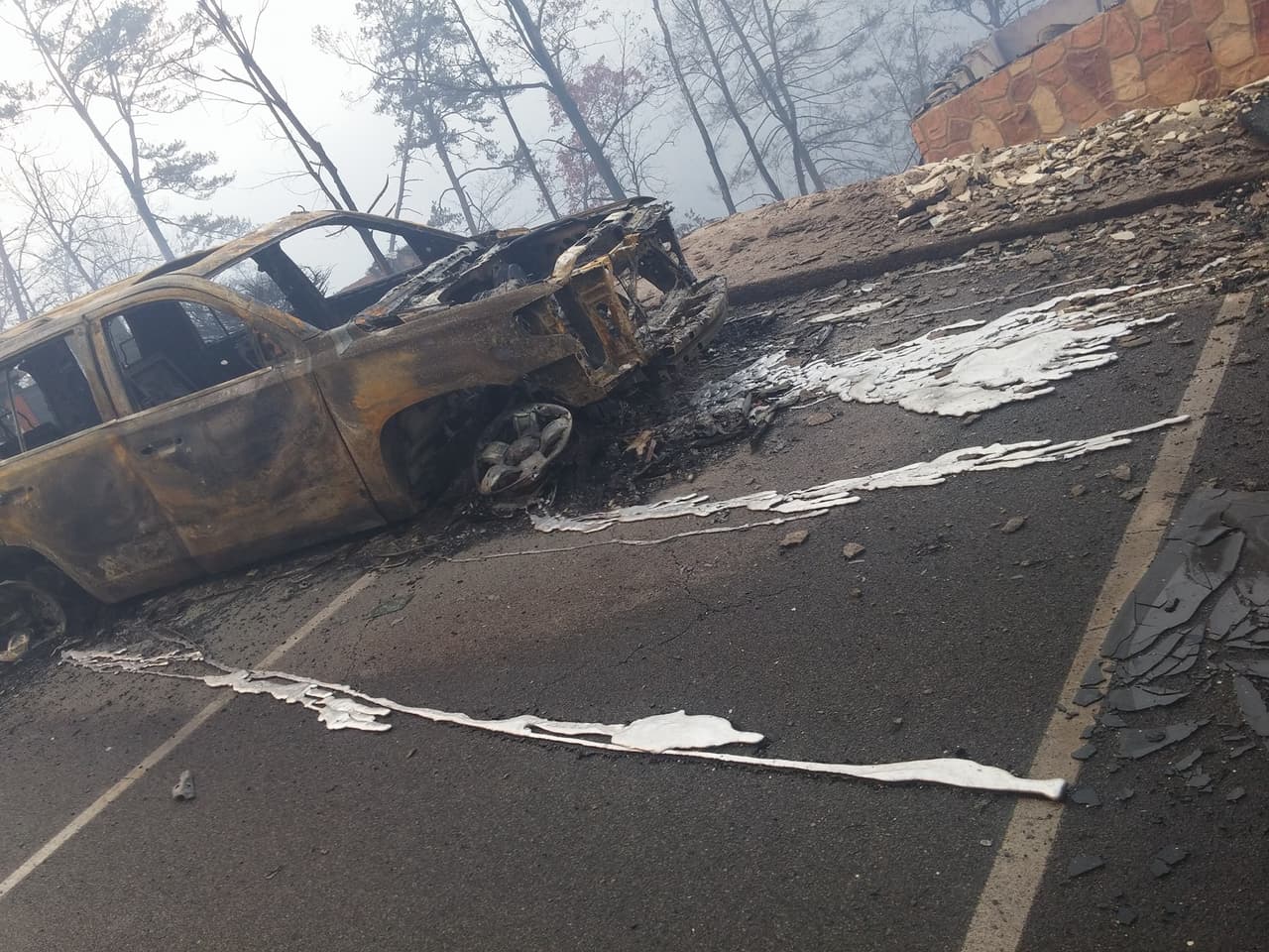 Los incendios forestales en Tennessee derriten las llantas de los autos