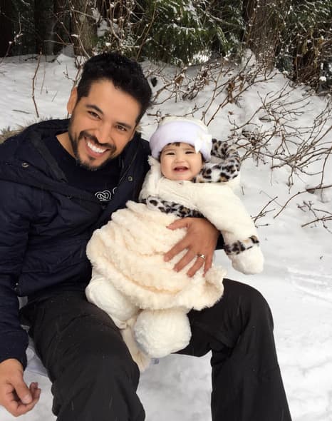 Giulietta siempre feliz en brazos de papá.