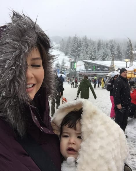 Mami e hija gozando juntas de la nieve.