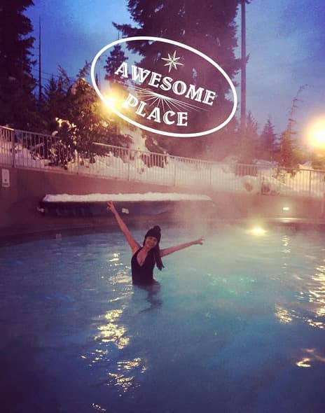 ¡Que combinación! Con todo y el frío Ana pudo sacar el traje de baño.