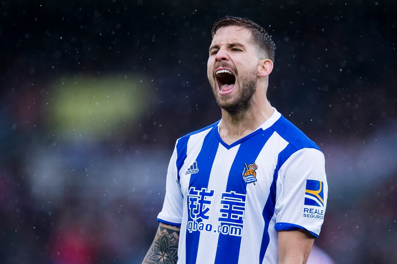 Íñigo Martínez, de la Real Sociedad, podría jugar con el Barcelona.