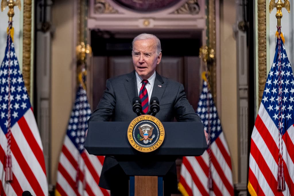En qué consiste la ley de la época de la Guerra Fría que invocó Biden para bajar los precios en EEUU