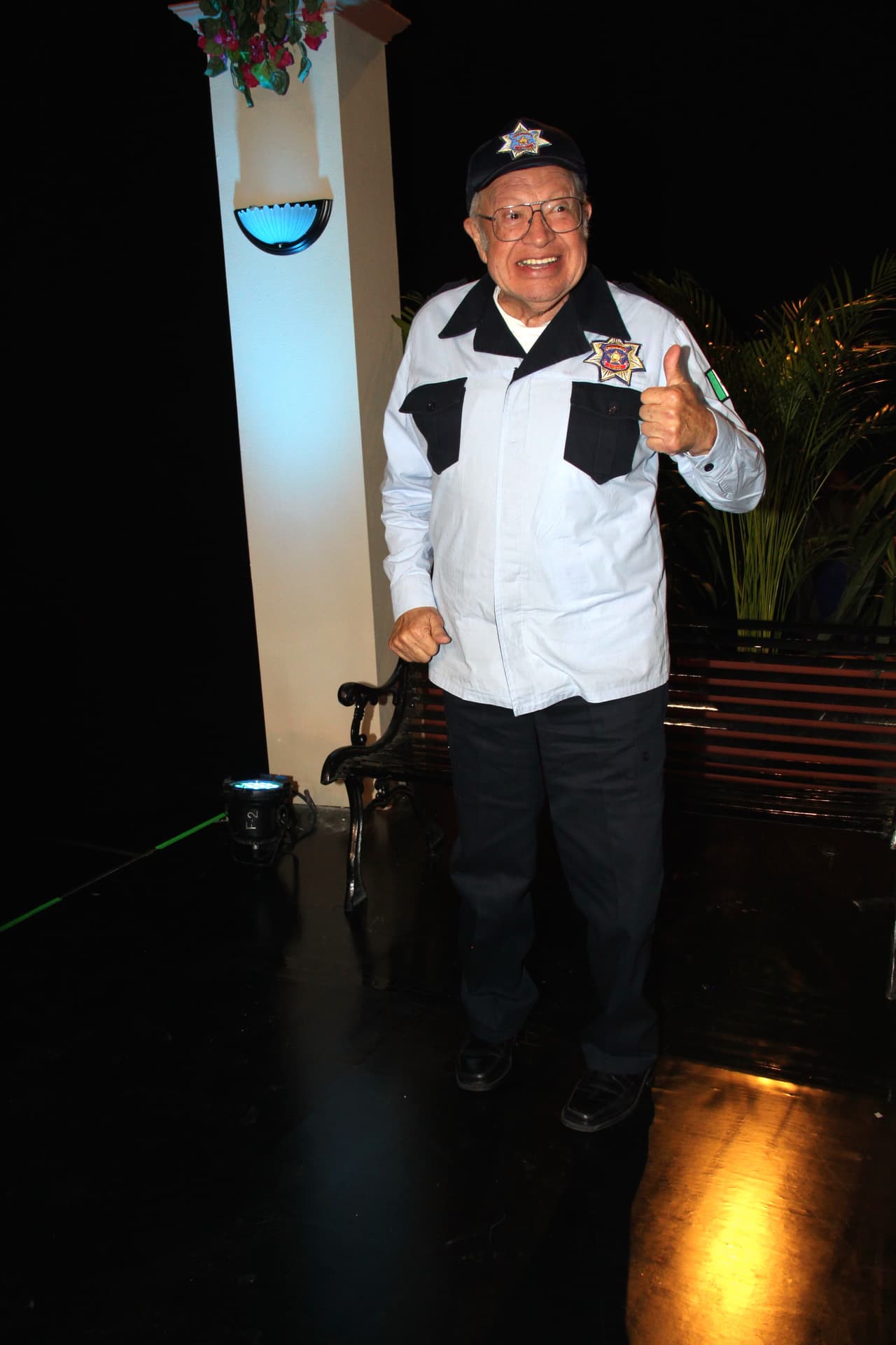 El actor de 
<b><a href="https://www.univision.com/entretenimiento/una-familia-de-10-regresa-a-la-tele-y-asi-luce-su-elenco-tras-12-anos-de-ausencia-fotos">Una Familia de 10</a></b> anunció que ya se alista su bioserie, en la que contará su vida y obra, pero con una excepción.