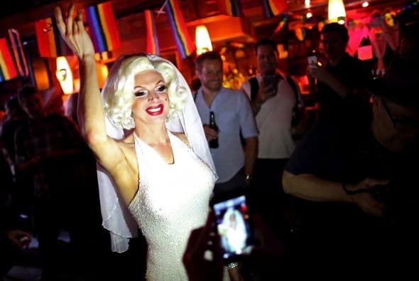 Carlota Gurl, activista canadiense por los derechos de la comunidad LGBT, también celebró la noticia en el legendario Stonewall Tavern de Nueva York, vestida de novia.