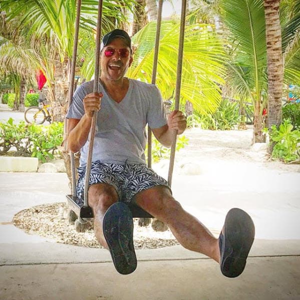 Siempre está de buen humor y deja expresar con frecuencia a su niño interior.