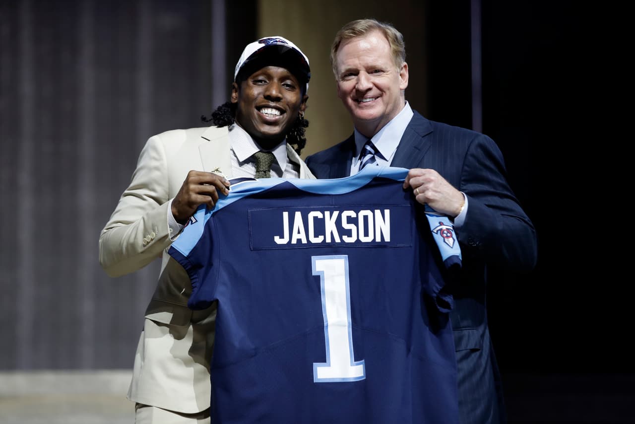 <b>18 ADOREE’ JACKSON | CB Tennessee Titans</b>
<br>Universidad: USC
<br>Estatura: 5’10’’
<br>Peso: 186 libras
<br>
<br>Destacar: Jugó un poco en la ofensiva y atrapó 39 pases en tres temporadas además de tener ocho touchdowns de carrera como regresador de patadas de despeje y kickoff.
<br>
<br>Resumen: Es un atleta espectacular, aunque el tamaño podría hacerlo encajar mejor cubriendo dentro de la ranura, aunque podría ser un problema como se adapta a la ejecución de jugadas.
<br>
<br>Conclusión: Jackson es el primer back defensivo de la USC en la primera ronda desde 2003 cuando seleccionaron a Troy Polamalu.
