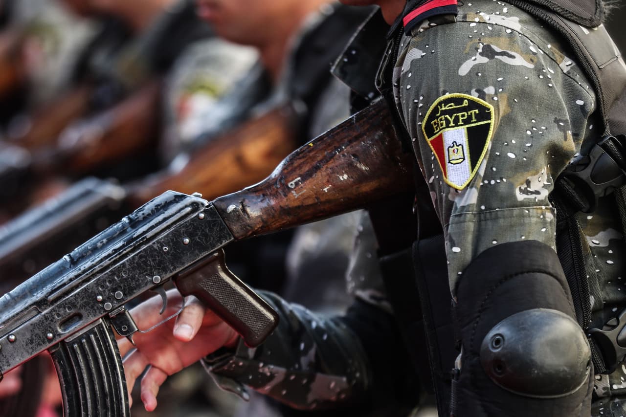 <b>Puesto 12. Egipto</b>
<br>
<br>
<b>Índice de Poder: 0.1869 puntos.</b>
<br>
<br>Población: 100 millones de habitantes.
<br>
<br>Personal militar: 1,230,000 hombres. 450,000 activos y 480,000 reservistas.
<br>
<br>Fuerza aérea: 1,062 aeronaves. 250 aviones caza y 313 helicópteros.
<br>
<br>Fuerzas Terrestres: 4,394 tanques, 10,000 vehículos armados y 1,235 lanzacohetes.
<br>
<br>Fuerzas navales: 245 naves. 0 portaaviones, 0 destructores y 8 submarinos.
<br>
<br>Presupuesto anual de defensa: 4,357 millones de dólares.
<br>