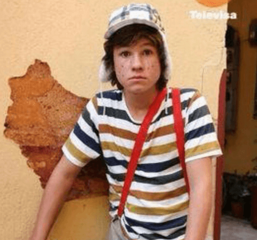 Desde pequeño mostró sus gusto por la actuación. Incursionó en el medio desde los 7 años participando en distintos comerciales.