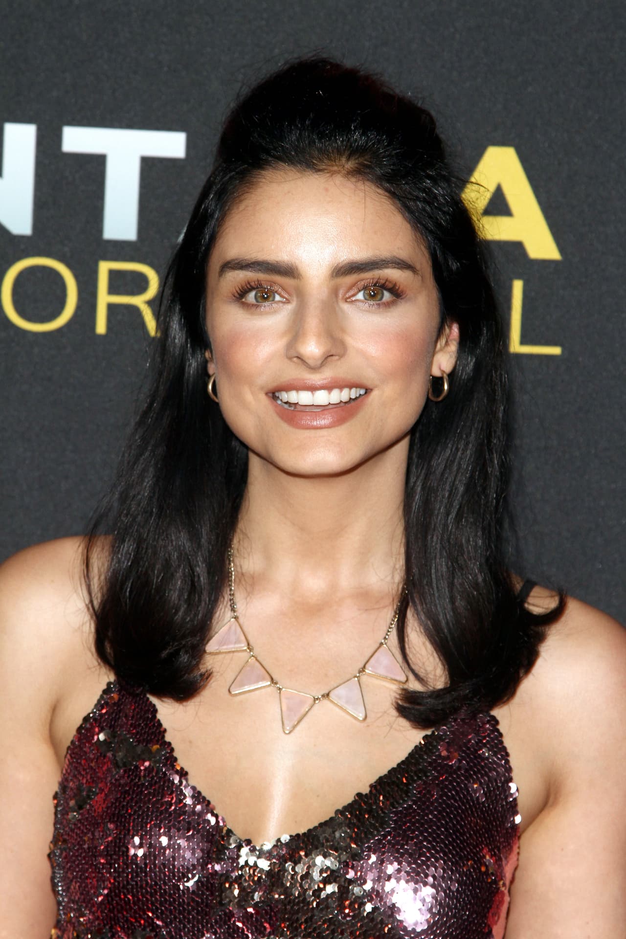 <b>Aislinn Derbez </b>
<br>Nació el 18 de marzo de 1986, como fruto del
<a href="https://www.univision.com/famosos/aislinn-derbez-estado-de-shock-infancia">matrimonio entre la actriz de doblaje Gabriela Michel y Eugenio Derbez</a>, quien sólo tenía 23 años en ese entonces.