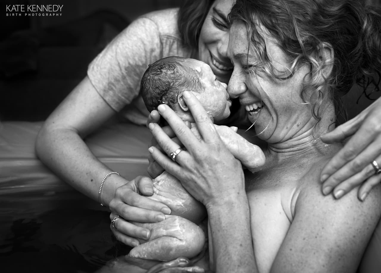 <a href="http://www.katekennedybirthphotography.com"><b>‘Bienvenida, pequeña mujer’</b></a>. Esta imágen, tomada en Australia, recibió mención honorífica en la categoría ‘parto’.