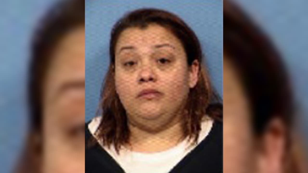 De acuerdo con la Policía, la mujer creaba una distracción mientras las dos jóvenes tomaban los artículos.