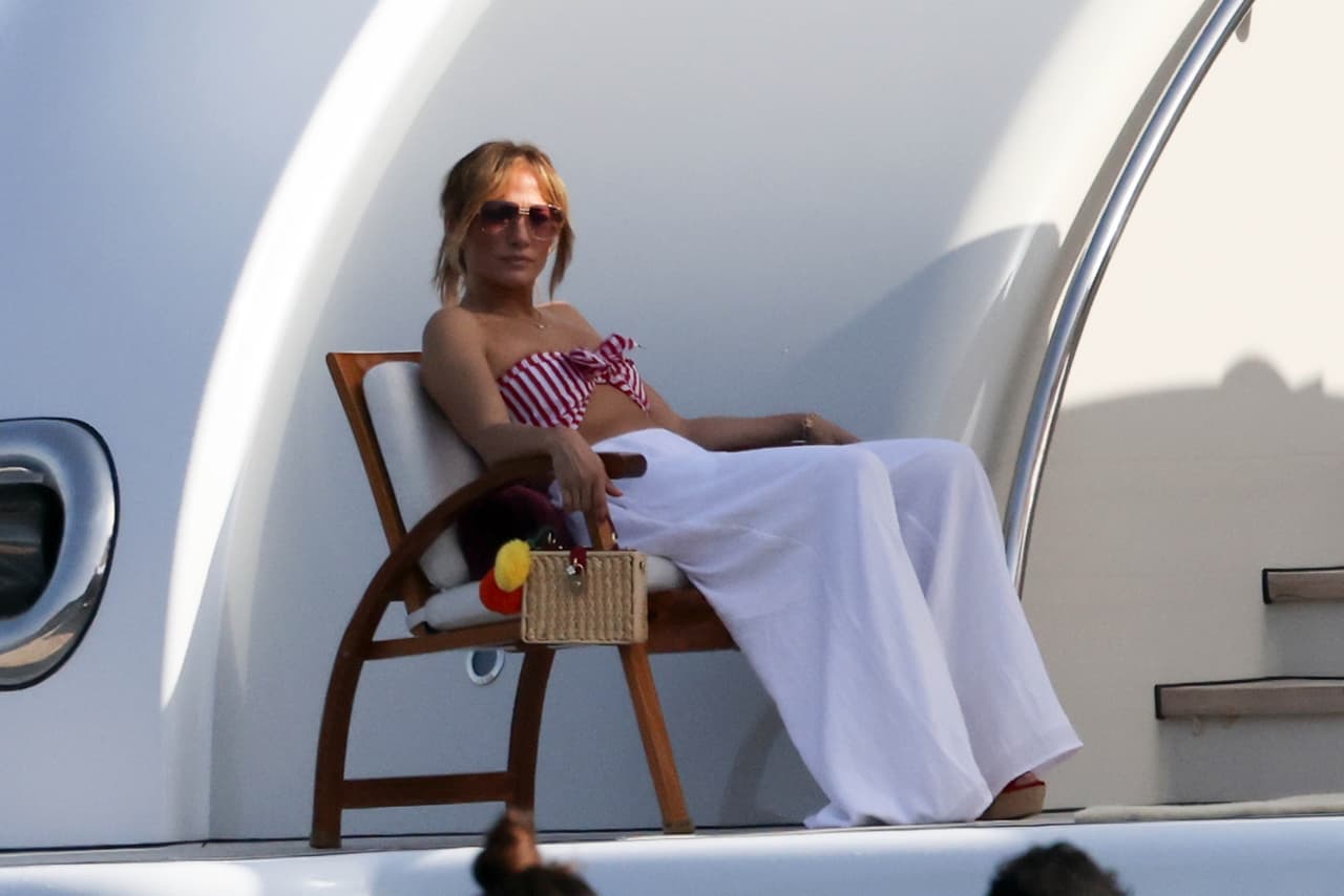 Como accesorio usó lentes de sol y un pequeño bolso de paja. Además, usó el pelo recogido.
<br>